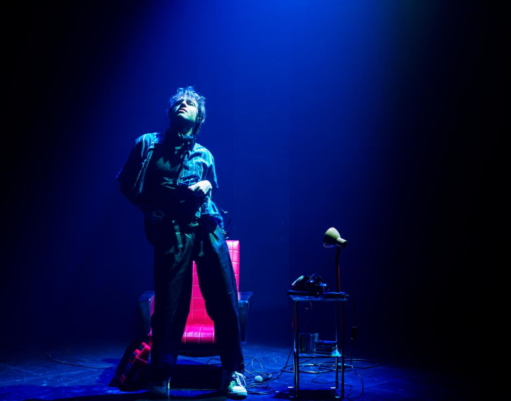 Ce soir j'ai de la fièvre et toi tu meurs de froid, de Julien Lewkowicz, sur l'émission Lune de fiel diffusée entre 1986 et 1989 sur Fréquence Gaie, création lumière de Jérôme Baudouin, créateur lumière en danse, théâtre et spectacle vivant.